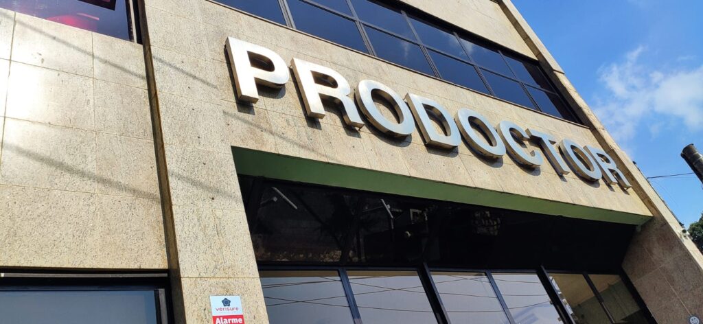 Fachada de um prédio com a palavra 'PRODOCTOR' em destaque.